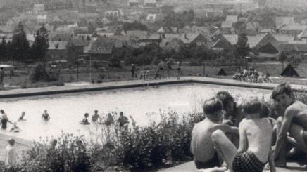 Das waren noch Zeiten: Szene aus dem Ma&szlig;bacher Schwimmbad am Rand des Geschehens, anno 1970.  Foto: Gemeinde Ma&szlig;bach