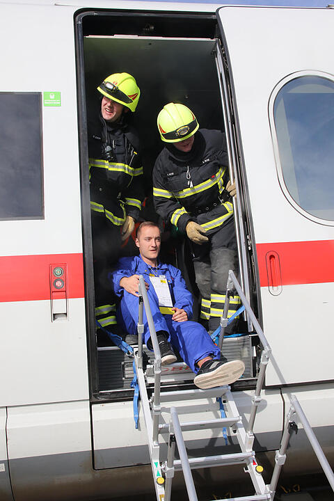 Coburg: Üben für den Ernstfall – Rettungskräfte und Statisten stellen ICE-Katastrophe nach