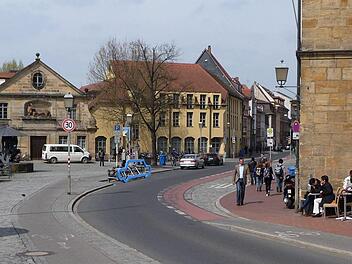So könnte ein Car-Bike-Port am Kranen aussehen. Hier wird deutlich, wie viele Fahrräder in die Parklücke für ein Auto passen. Fotomontage: Stadt Bamberg