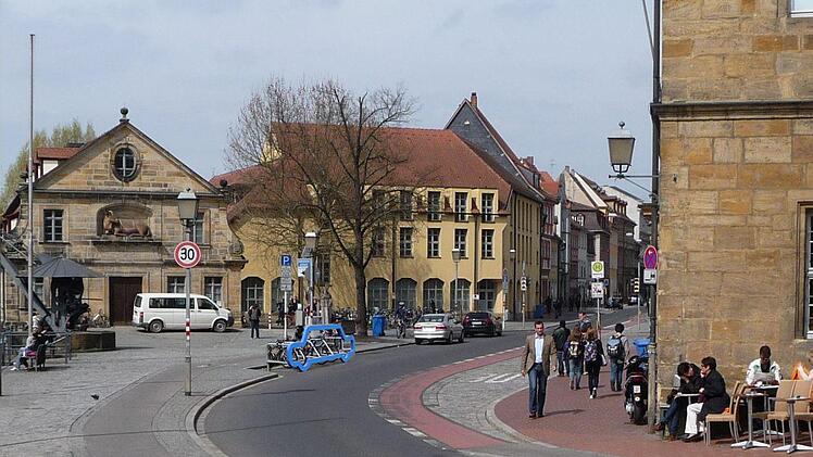 So könnte ein Car-Bike-Port am Kranen aussehen. Hier wird deutlich, wie viele Fahrräder in die Parklücke für ein Auto passen. Fotomontage: Stadt Bamberg