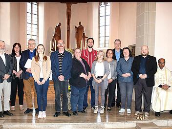 Der bisherige Pfarrgemeinderat  der Pfarrgemeinde St. Simon und Judas  Thaddäus Poppenlauer wurde bei einem Gottesdienst verabschiedet und der neue begrüßt. Unser Bild zeigt (links) Pastoralreferent Christof Bärhausen, den neuen Vorsitzenden Knut Bieber (5. von links ) und Pfarrer James Kurianal (rechts). Dieter Britz