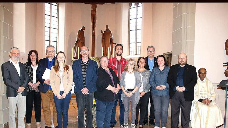Der bisherige Pfarrgemeinderat  der Pfarrgemeinde St. Simon und Judas  Thaddäus Poppenlauer wurde bei einem Gottesdienst verabschiedet und der neue begrüßt. Unser Bild zeigt (links) Pastoralreferent Christof Bärhausen, den neuen Vorsitzenden Knut Bieber (5. von links ) und Pfarrer James Kurianal (rechts). Dieter Britz