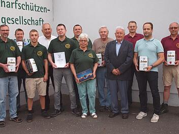 Der Schützenmeister Erwin Kalb (Vierter von links) sowie der Dritte Bürgermeister und Sportreferent Winfried Weinbeer (Vierter von rechts) beglückwünschten die bei den Gaumeisterschaften und Bezirksmeisterschaften erfolgreichen Sportschützen der Lichtenfelser Scharfschützengesellschaft.  Foto: Alfred Thieret