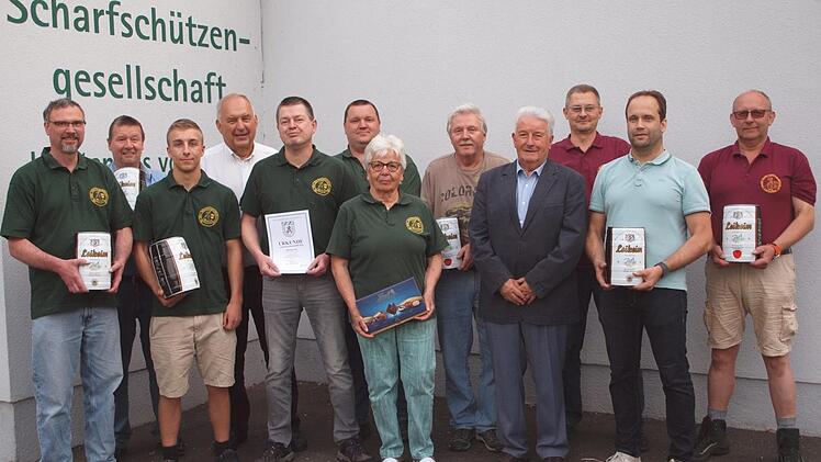 Der Schützenmeister Erwin Kalb (Vierter von links) sowie der Dritte Bürgermeister und Sportreferent Winfried Weinbeer (Vierter von rechts) beglückwünschten die bei den Gaumeisterschaften und Bezirksmeisterschaften erfolgreichen Sportschützen der Lichtenfelser Scharfschützengesellschaft.  Foto: Alfred Thieret