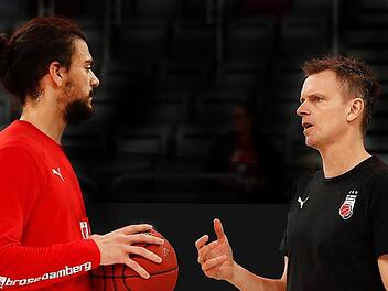 Im Training wie vor dem Spiel steht Stefan Weissenböck (rechts) den Spielern als Ansprechpartner zur Verfügung. Hier redet der Österreicher mit Center Assem Marei.  Foto: Daniel Löb