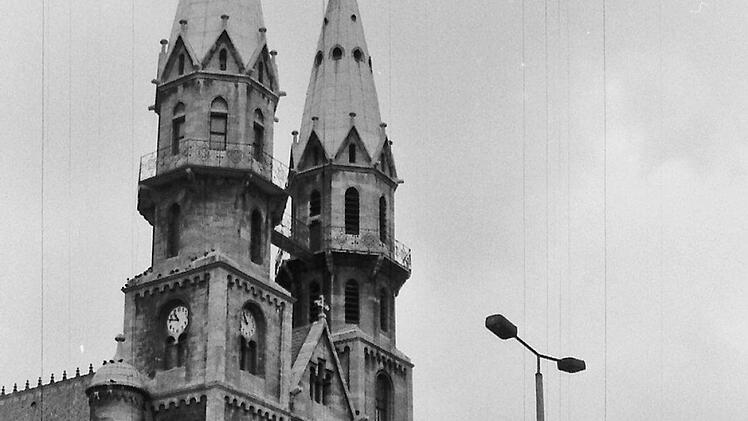 Auf dem Marktplatz in Meinigen hatte das BRK Rhön-Grabfeld Mitte Januar 1990  verschiedene Fahrzeug der jeweiligen Bereitschaften vorgestellt. Foto: Friedrich