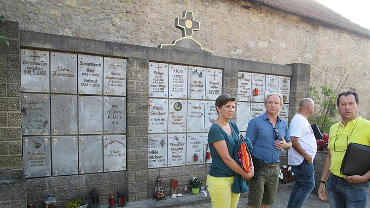Auf der Suche nach Raum für Urnenerdgräber und einen Rosenbestattungshügel will sich Fuchsstadt Rat bei August Brendan holen, der den Hammelburger Friedhof gestaltete. Foto: Winfried Ehling