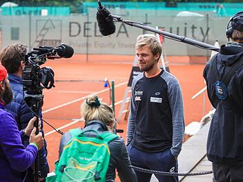 Auch in der nahezu wettkampffreien Zeit ein gefragter Interviewgast: der aus Witzmannsberg bei Coburg stammende Kevin Krawietz. Hier bei einem TV-Gespräch Anfang Juni auf dem Tennisgelände des TC Großhesselohe.  Fotos: Jürgen Hasenkopf