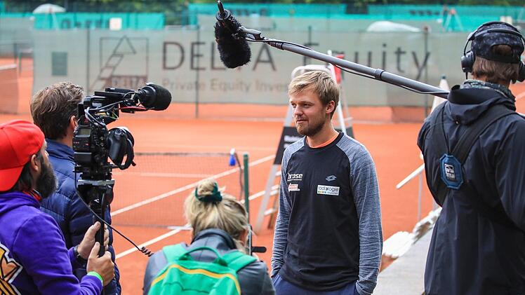 Auch in der nahezu wettkampffreien Zeit ein gefragter Interviewgast: der aus Witzmannsberg bei Coburg stammende Kevin Krawietz. Hier bei einem TV-Gespräch Anfang Juni auf dem Tennisgelände des TC Großhesselohe.  Fotos: Jürgen Hasenkopf