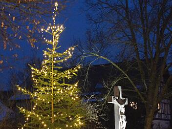 Unter Ber&uuml;cksichtigung der geltenden Kontaktbeschr&auml;nkungen sorgten B&uuml;rger im Banzgau f&uuml;r Lichterglanz. Foto: Michael Wei&szlig;