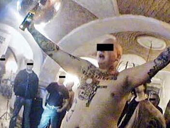 Ein Neonazi, den der Undercover-Reporter Thomas Kuban mit versteckter Kamera aufnahm. Gesichter und offensichtlich verfassungswidrige Symbole wurden hier verfremdet. Foto: Archiv