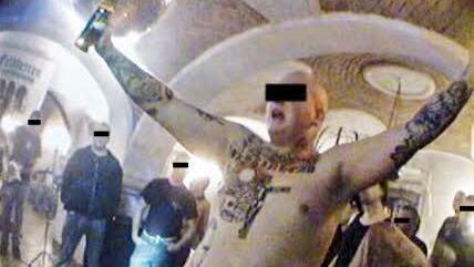 Ein Neonazi, den der Undercover-Reporter Thomas Kuban mit versteckter Kamera aufnahm. Gesichter und offensichtlich verfassungswidrige Symbole wurden hier verfremdet. Foto: Archiv