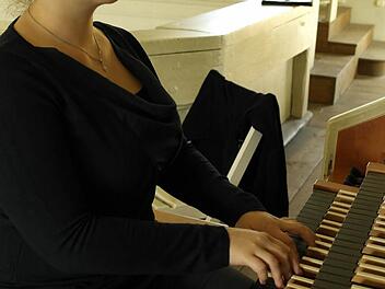 Die neue Dekanatskantorin für Bad Berneck und Thurnau, Evamaria Peter, an ihrem Hauptarbeitsplatz: Der Orgel in der Bad Bernecker Dreifaltigkeitskirche. Foto: Peter Müller