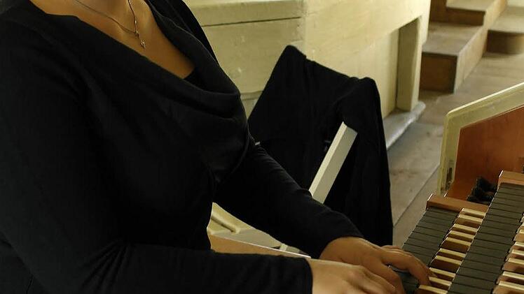 Die neue Dekanatskantorin für Bad Berneck und Thurnau, Evamaria Peter, an ihrem Hauptarbeitsplatz: Der Orgel in der Bad Bernecker Dreifaltigkeitskirche. Foto: Peter Müller