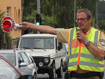 Thomas Graf zieht einen Handysünder aus dem fließenden Verkehr auf der Bundesstraße bei Gundelsdorf raus. Per Sprechfunk hat er eine Beschreibung des Wagens erhalten, so dass er zielsicher rauswinken kann. Foto: Friedwald Schedel