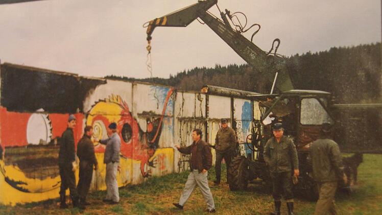 Die Mauer bei Heinersdorf wird demontiert.  Foto: Archiv Heinlein