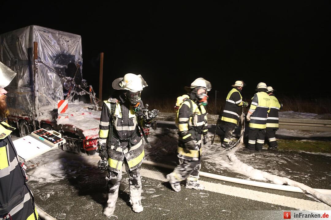 Schwertransport fängt auf A9 Feuer