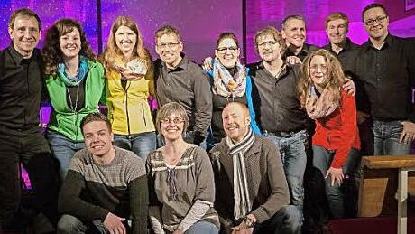 Die Band "Variabel" aus Bamberg gab in der vielfältig ausgeleuchteten evangelischen Kirche in Dörfles-Esbach ein Konzert zugunsten des Hospizvereins.  Foto: privat