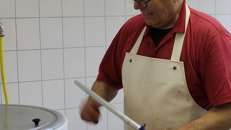 Sein Messer hat Walter Steinert beim Wurstmachen nicht nur einmal gewetzt.