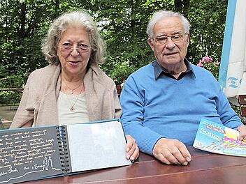 Monika und Ado Schlier wurden von Fans auch mit Geschenken und Erinnerungsstücken (im Foto) bedacht. Dennoch gesellt sich zum melancholischen Abschied auch Enttäuschung.  Fotos: Markus Häggberg
