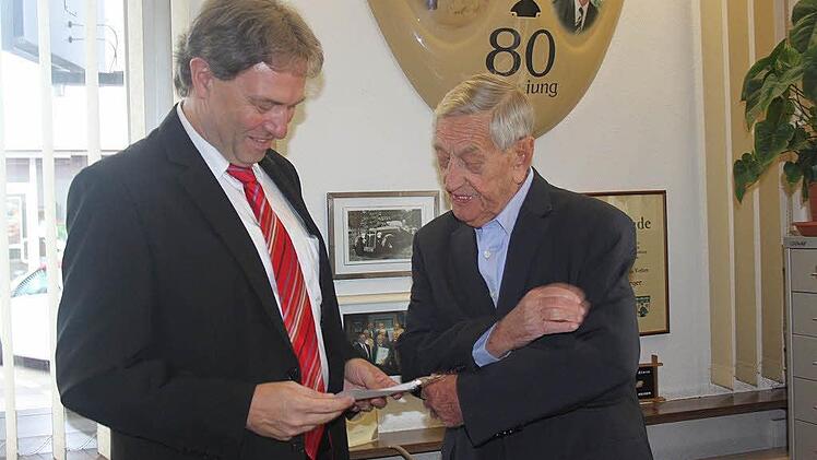 Klaus Löffler (links) sprach auch mit Hermann Vetter.  Foto: Veronika Schadeck