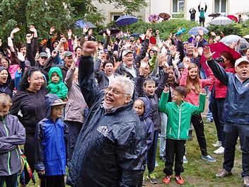 Einer der letzten öffentlichen Auftritte: Im August bewarb sich die Gemeinde Bad Bocklet um das Bayern-3-Dorffest. Ganz vorne engagierte sich Bürgermeister Wolfgang Back, kurz danach begann die Krankheitsphase, die mittlerweile rund ein Jahr dauert. Foto: Archiv/Sigismund von Dobschütz
