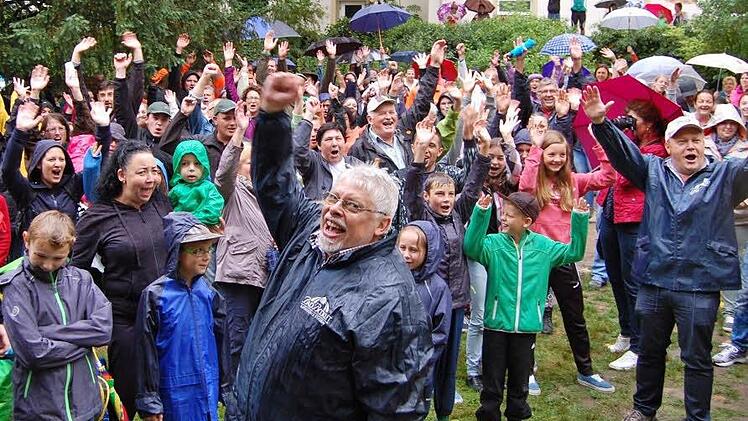 Einer der letzten öffentlichen Auftritte: Im August bewarb sich die Gemeinde Bad Bocklet um das Bayern-3-Dorffest. Ganz vorne engagierte sich Bürgermeister Wolfgang Back, kurz danach begann die Krankheitsphase, die mittlerweile rund ein Jahr dauert. Foto: Archiv/Sigismund von Dobschütz