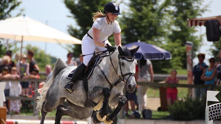Zwei erste Plätze bei der Springpferdeprüfung Klasse L: Hier ist Eva-Maria Müller (RSG Detter) mit Cassis Deluxe erfolgreich.