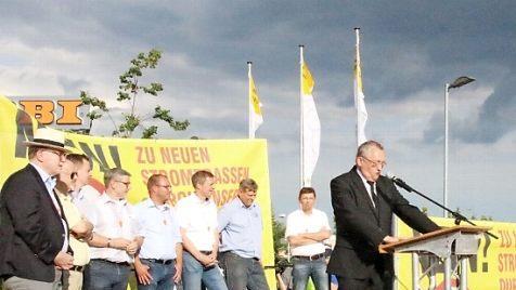 Die Bürgermeister und der Landrat in Jeans und Hemd, am Rednerpult Bezirksheimatpfleger Günter Dippold in strengem Schwarz.