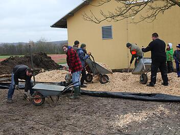 Der Elternbeirat hat mit dem Bauarbeiten auf dem Pausenhof der Schule begonnen. Er will den Pausenhof neu gestalten.  Foto: Michael Stelzner