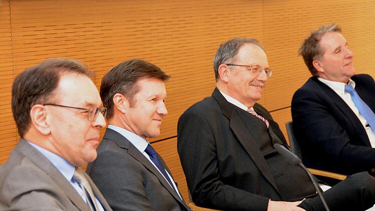 Harald Bötsch ist seit 340 Tagen  als Schulrat  im Amt. Nun wurde dies feierlich im großen Sitzungssaal des Landratsamtes auch nach außen hin offiziell begangen. Peter Rauch