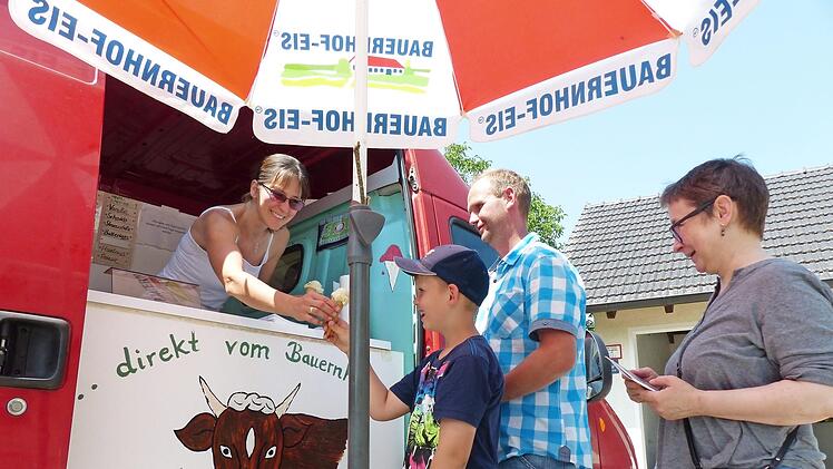 Die Direktvermarkter boten viele Schmankerl, so auch Bauernhof-Eis.