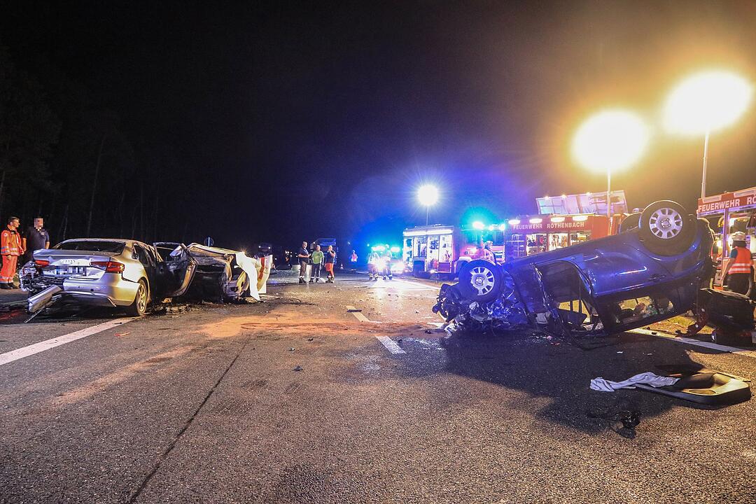 Zwei Tote, vier Schwerverletzte bei Unfall auf A3