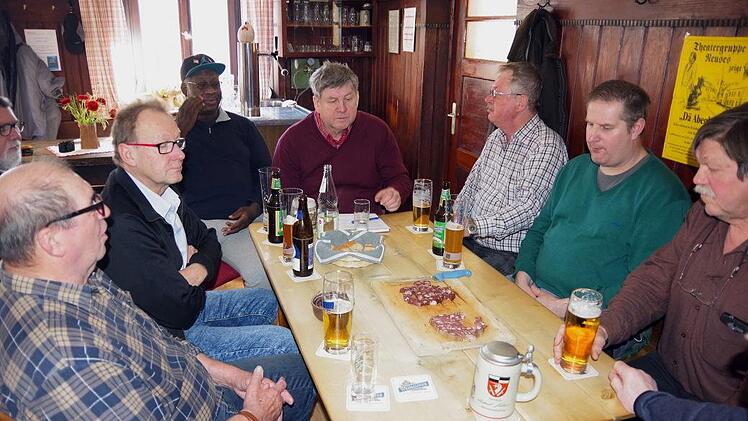 Nach dem ersten Bissen wird beratschlagt.Heike Sch&uuml;lein