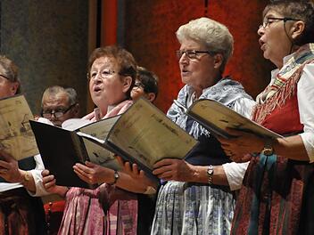 Auch die Handthaler Volkssänger standen auf der Bühne. Foto: Peter Klopf