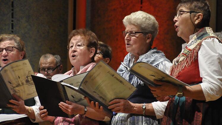 Auch die Handthaler Volkssänger standen auf der Bühne. Foto: Peter Klopf