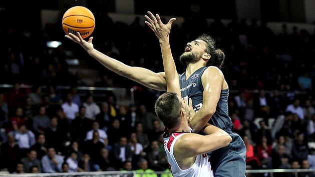 Der Ex-Bamberger Stevan Jelovac (links) kann im Hinspiel Brose-Center Assem Marei nicht am Korberfolg hindern. Das erste Duell entschieden die Oberfranken mit 76:66 f&uuml;r sich. Foto: championsleague.basketball