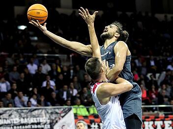 Der Ex-Bamberger Stevan Jelovac (links) kann im Hinspiel Brose-Center Assem Marei nicht am Korberfolg hindern. Das erste Duell entschieden die Oberfranken mit 76:66 für sich. Foto: championsleague.basketball