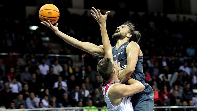 Der Ex-Bamberger Stevan Jelovac (links) kann im Hinspiel Brose-Center Assem Marei nicht am Korberfolg hindern. Das erste Duell entschieden die Oberfranken mit 76:66 für sich. Foto: championsleague.basketball