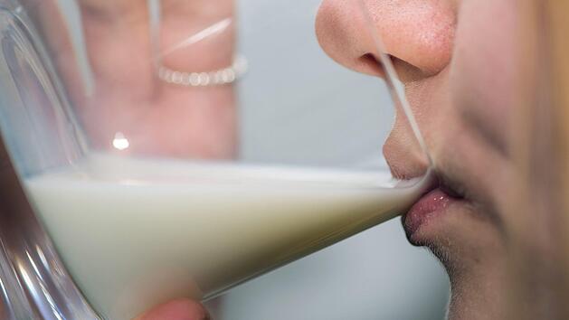 Ein Facebook-Post mit einem angeblichen Wurm-Fund in Lild-Milch sorgt derzeit f&uuml;r Aufsehen. Doch ist das Ganze echt? Symbolfoto: Lukas Schulze/dpa