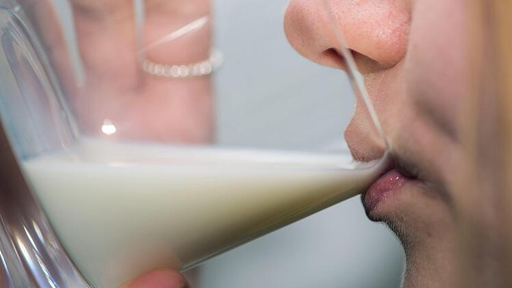 Ein Facebook-Post mit einem angeblichen Wurm-Fund in Lild-Milch sorgt derzeit für Aufsehen. Doch ist das Ganze echt? Symbolfoto: Lukas Schulze/dpa