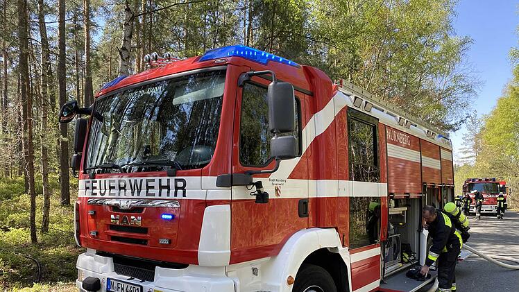 Feuerwehr kämpft gegen Waldbrand