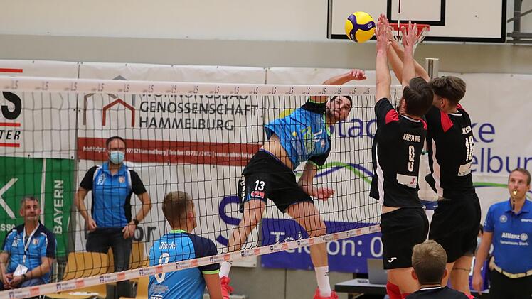 Unser Bild aus dem Hinspiel gegen Kriftel zeigt Branko Damjanovic im Angriff, beobachtet von Luca Dierks. Foto: Jens Feistel