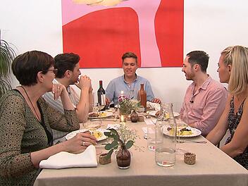 An Tag 3 trifft sich die Wiener "Dinner"-Runde bei Pascal (32, Mitte).