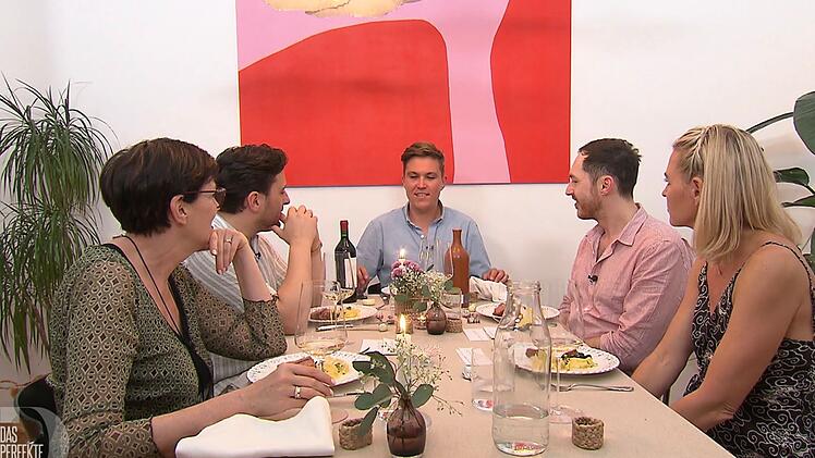 An Tag 3 trifft sich die Wiener "Dinner"-Runde bei Pascal (32, Mitte).