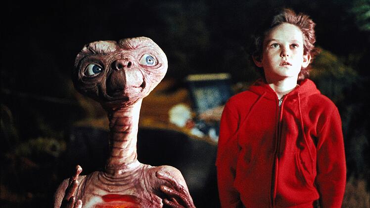 Um E.T. zum Leben zu erwecken, brauchte es nicht nur einen, sondern gleich drei Darsteller: Zwei kleinw&uuml;chsige Schauspieler und einen zw&ouml;lfj&auml;hrigen Jungen, der ohne Beine zur Welt gekommen war.