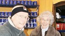 Helga und Theodor Leipert verkaufen die Feuerzangenbowle des Lions Clubs Coburg.