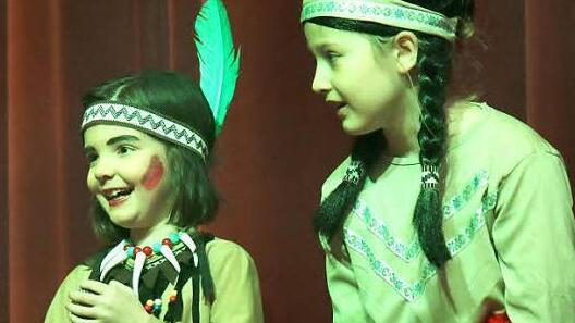 Die Indianermädchen Raphaela und Sarah bei der Mini-Playback-Show