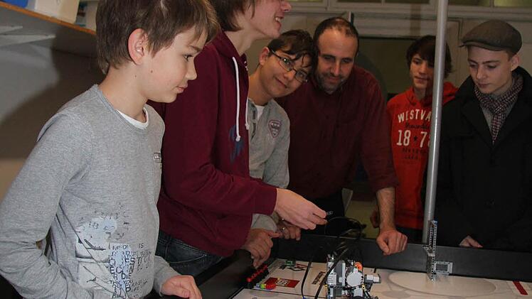 Luca Beetz, Oliver Klughardt, Dominik Müller, Lehrer Wolfgang Lormes und die Coaches Gabriel Moser und Hans Schülein (von links).