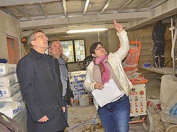 Noch wird im Haus fleißig gewerkelt und saniert. Elisabeth Baierlein zeigt Bürgermeister Rainer Detsch (links) den Baufortschritt. Mit im Bild Bernd Baierlein Foto: K.- H. Hofmann